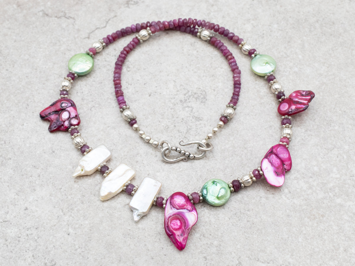 Collar de perlas y rubíes de plata de ley