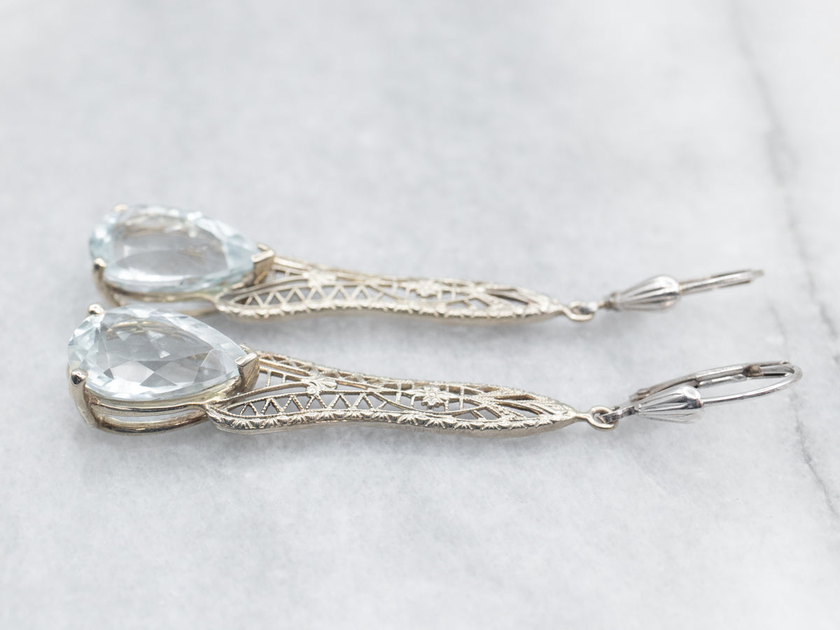 Pendientes colgantes de filigrana con topacio azul y oro blanco