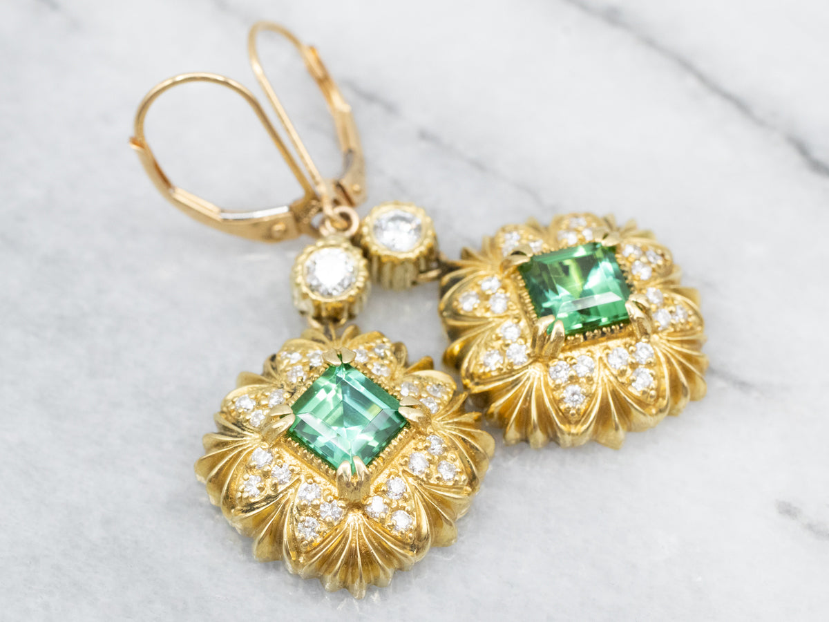 Pendientes colgantes de diamantes y turmalina verde italiano en oro de 18 quilates
