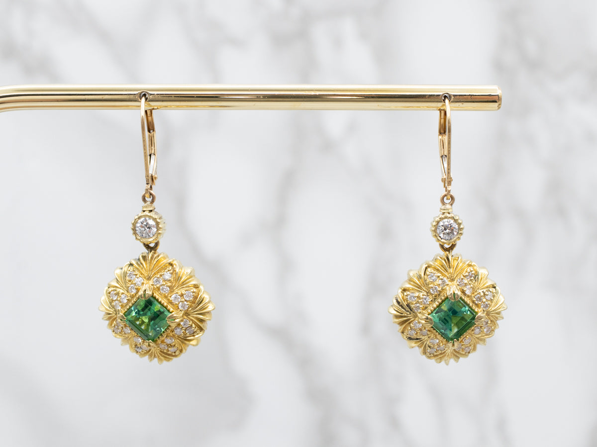 Pendientes colgantes de diamantes y turmalina verde italiano en oro de 18 quilates