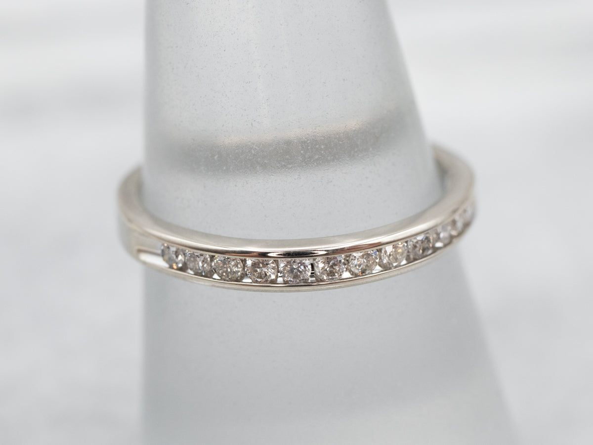 Alianza de boda con diamantes engastados en canal