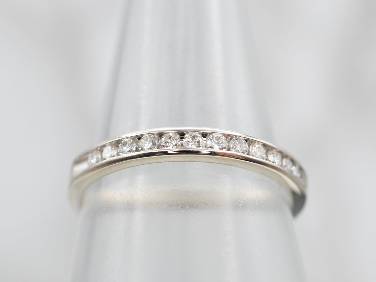 Alianza de boda con diamantes engastados en canal