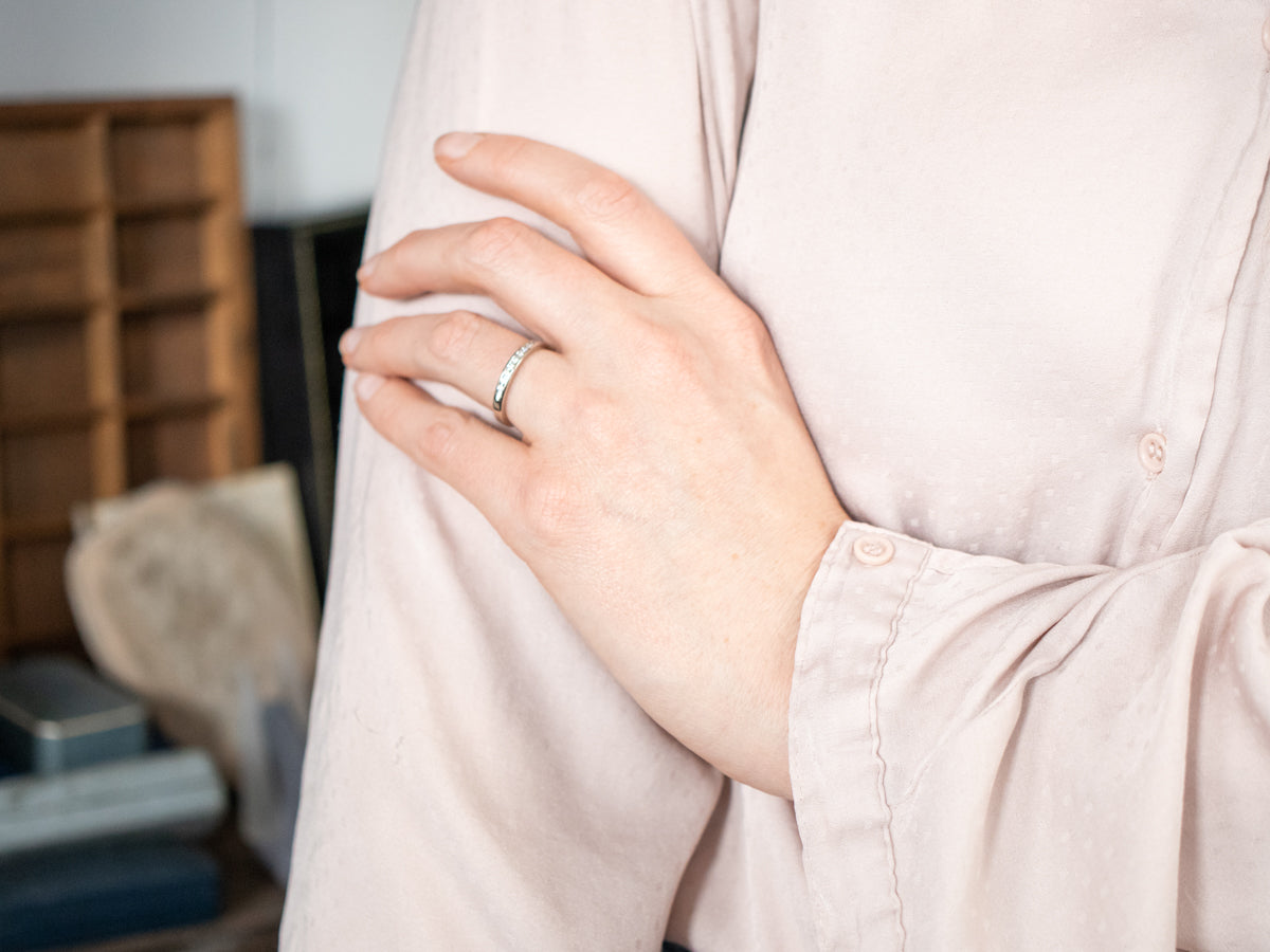 Alianza de boda con diamantes engastados en canal