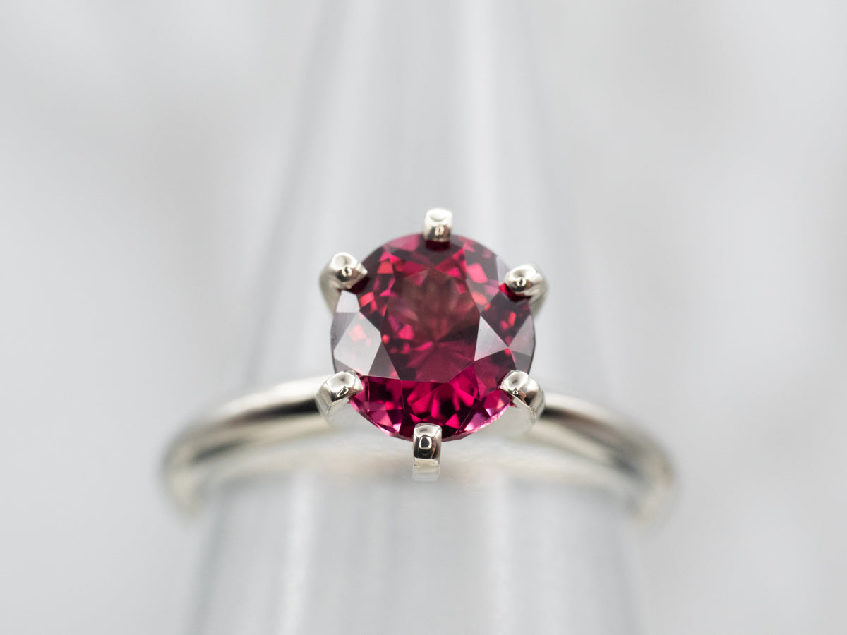 Elegante anillo con solitario de granate rodolita en oro de dos tonos