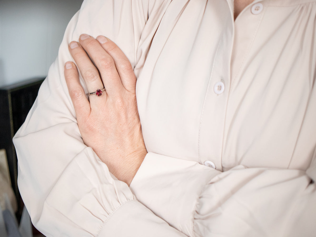 Elegante anillo con solitario de granate rodolita en oro de dos tonos