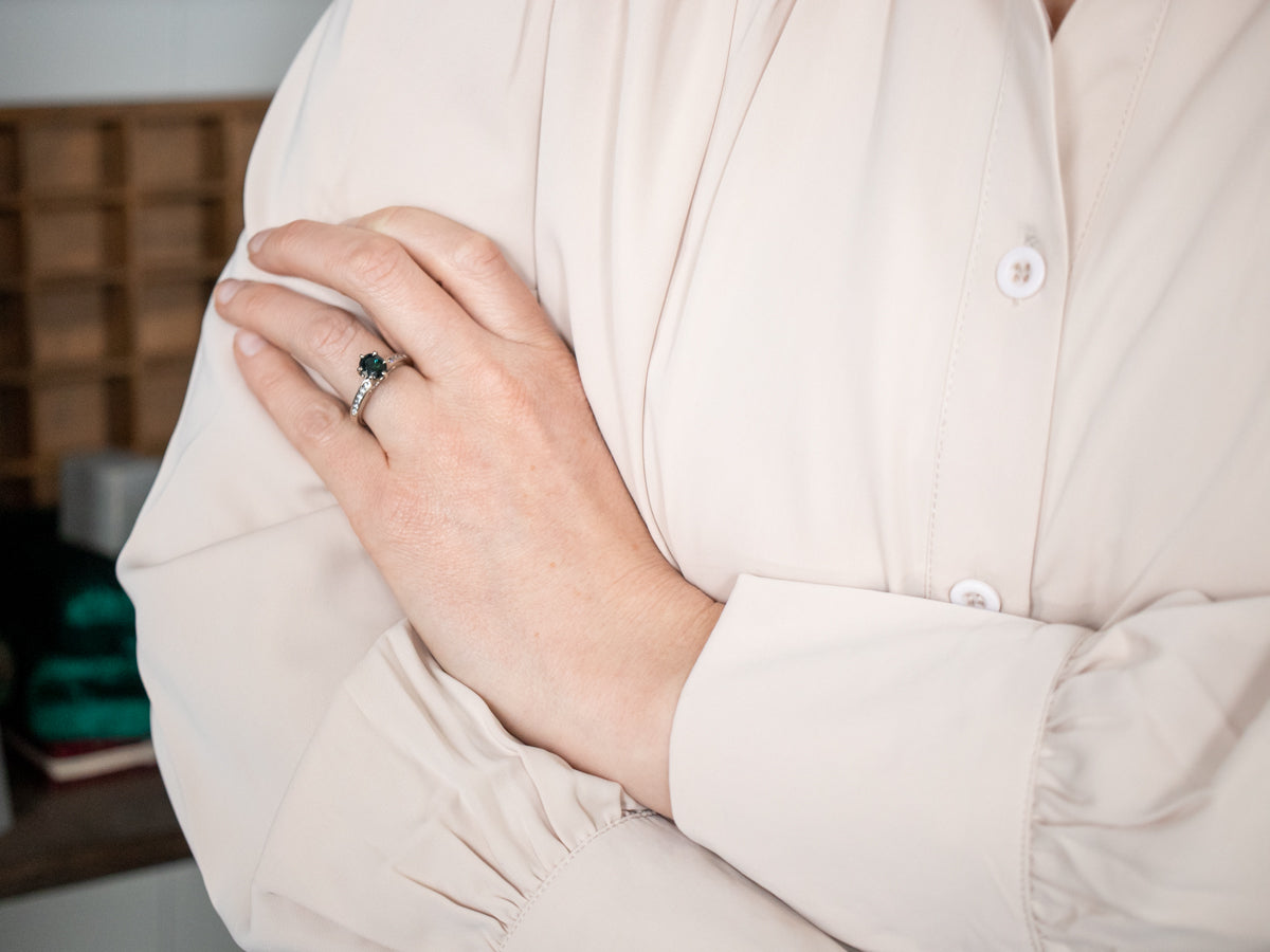Anillo de diamantes y turmalina verde simplemente impresionante