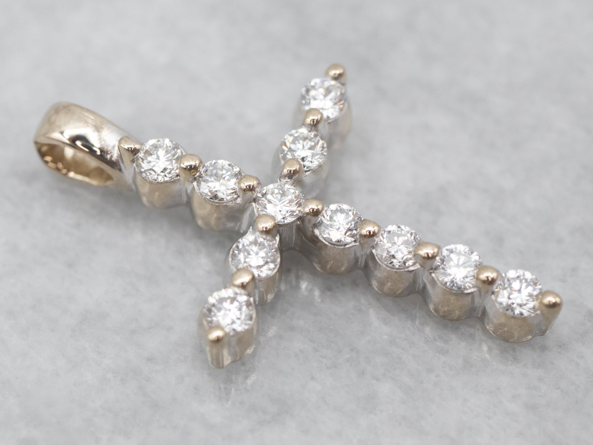 Colgante de cruz de diamantes en oro blanco centelleante