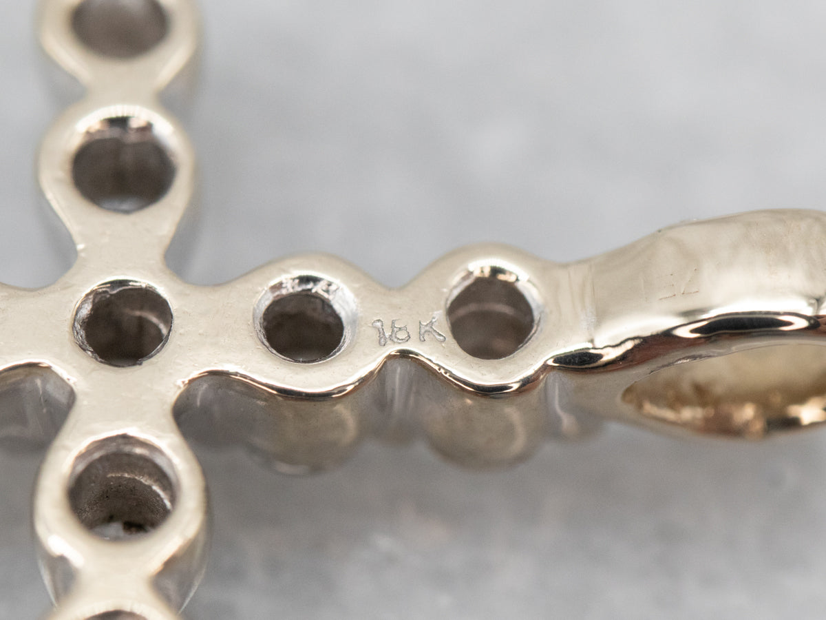 Colgante de cruz de diamantes en oro blanco centelleante