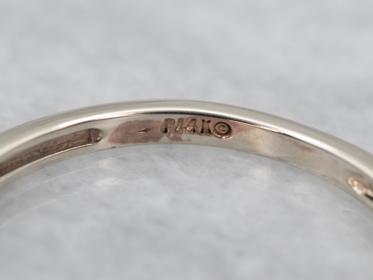 Alianza clásica de oro blanco con diamantes