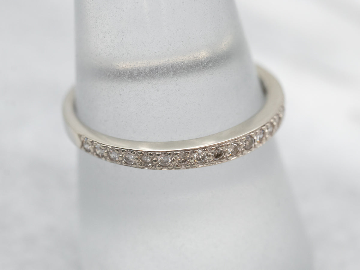 Alianza clásica de oro blanco con diamantes