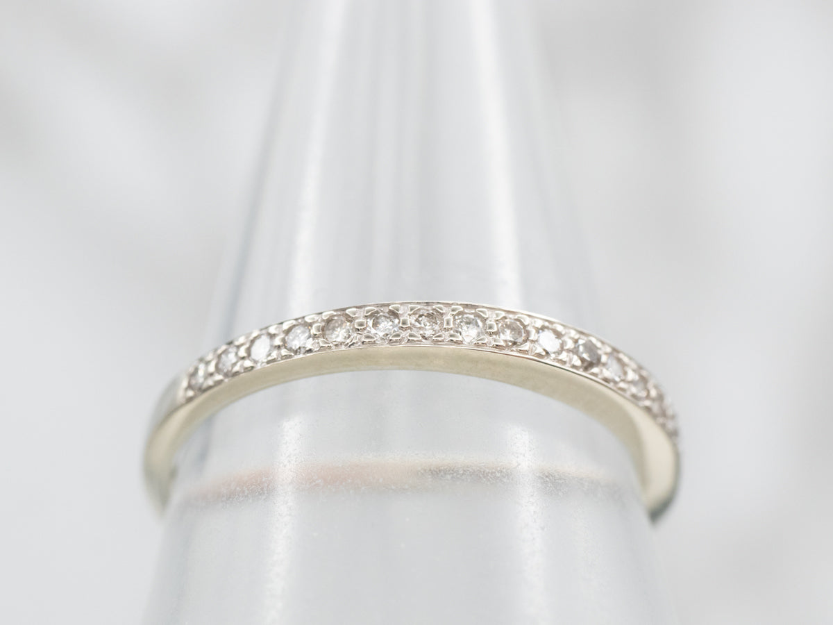 Alianza clásica de oro blanco con diamantes