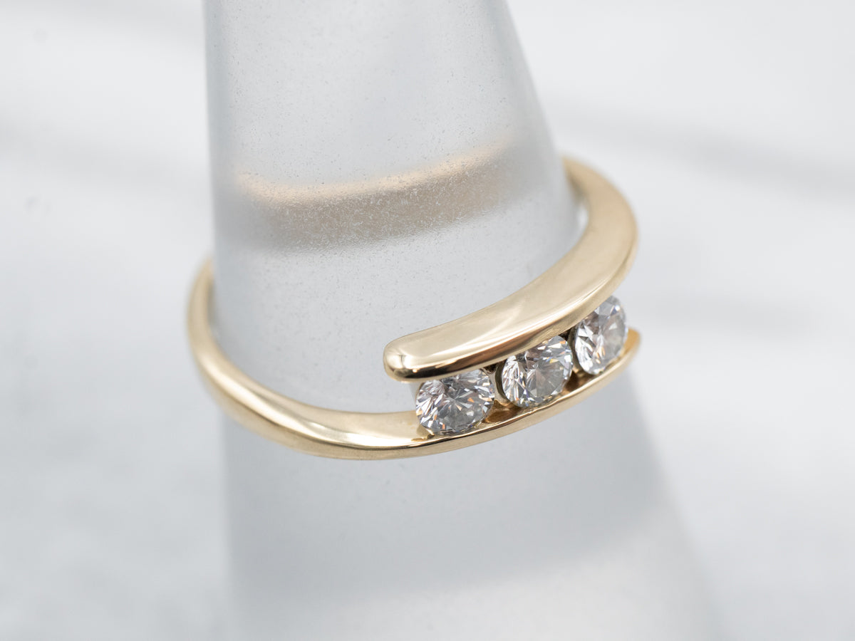 Anillo bypass de oro con tres diamantes