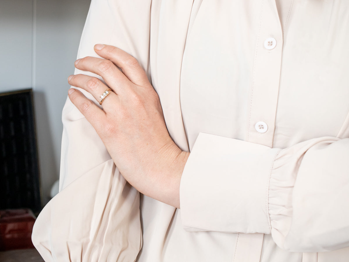 Anillo bypass de oro con tres diamantes