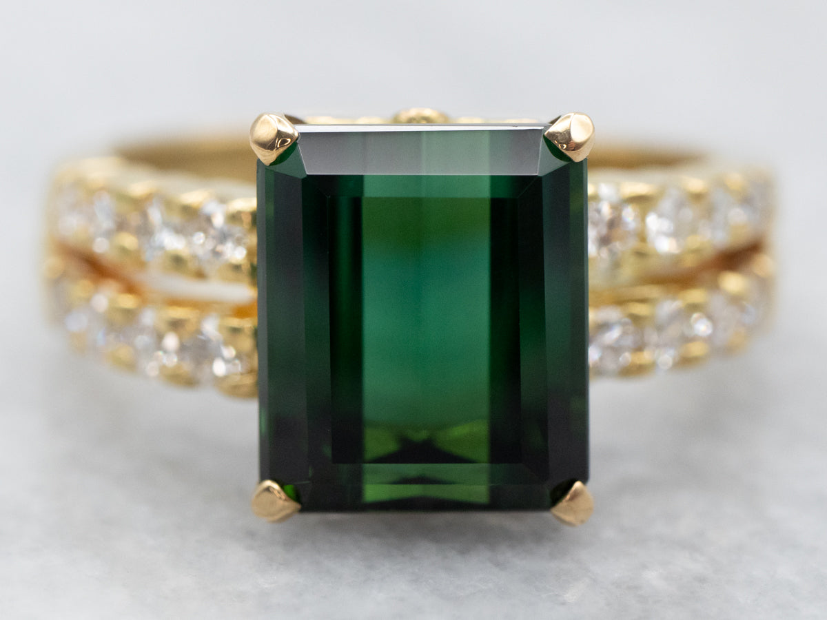 Elegante anillo de turmalina verde con detalles de diamantes de doble hilera