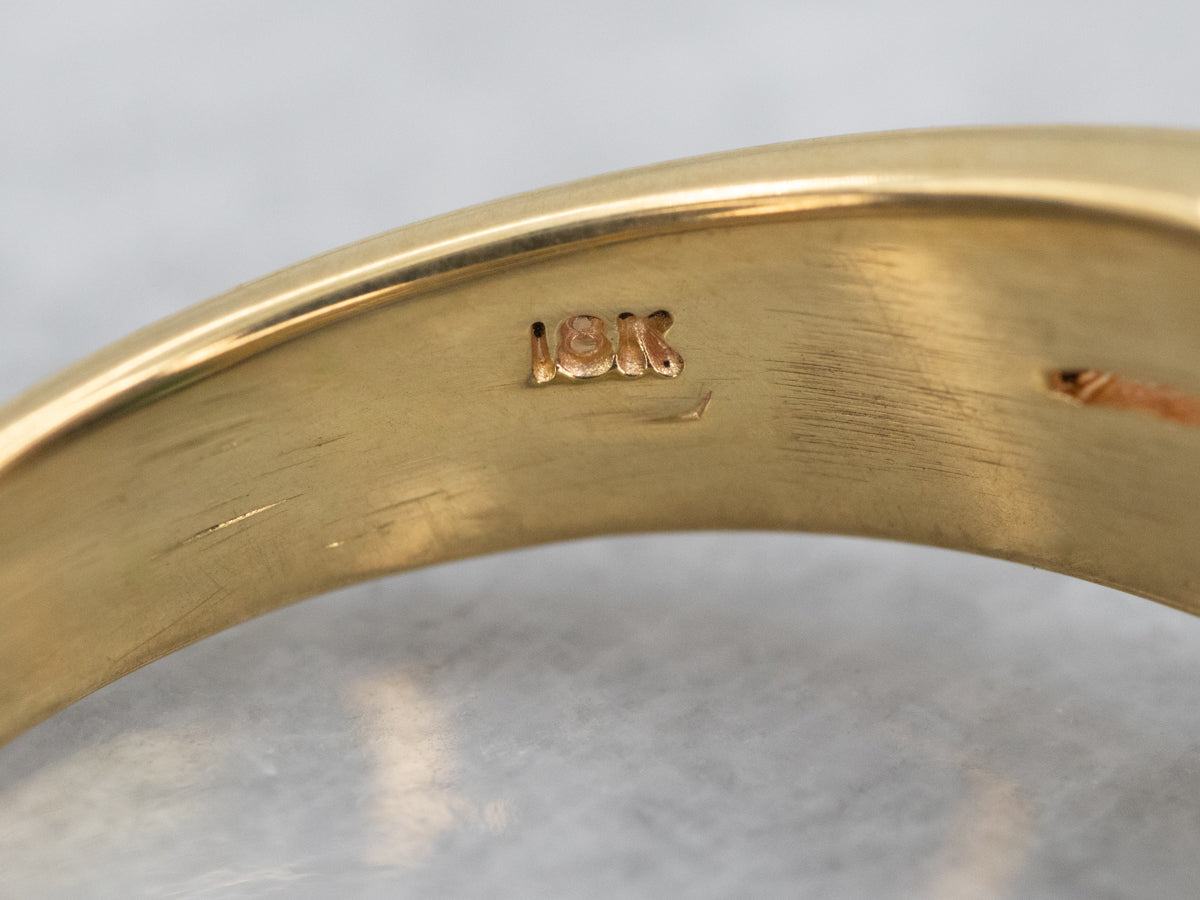 Elegante anillo de turmalina verde con detalles de diamantes de doble hilera