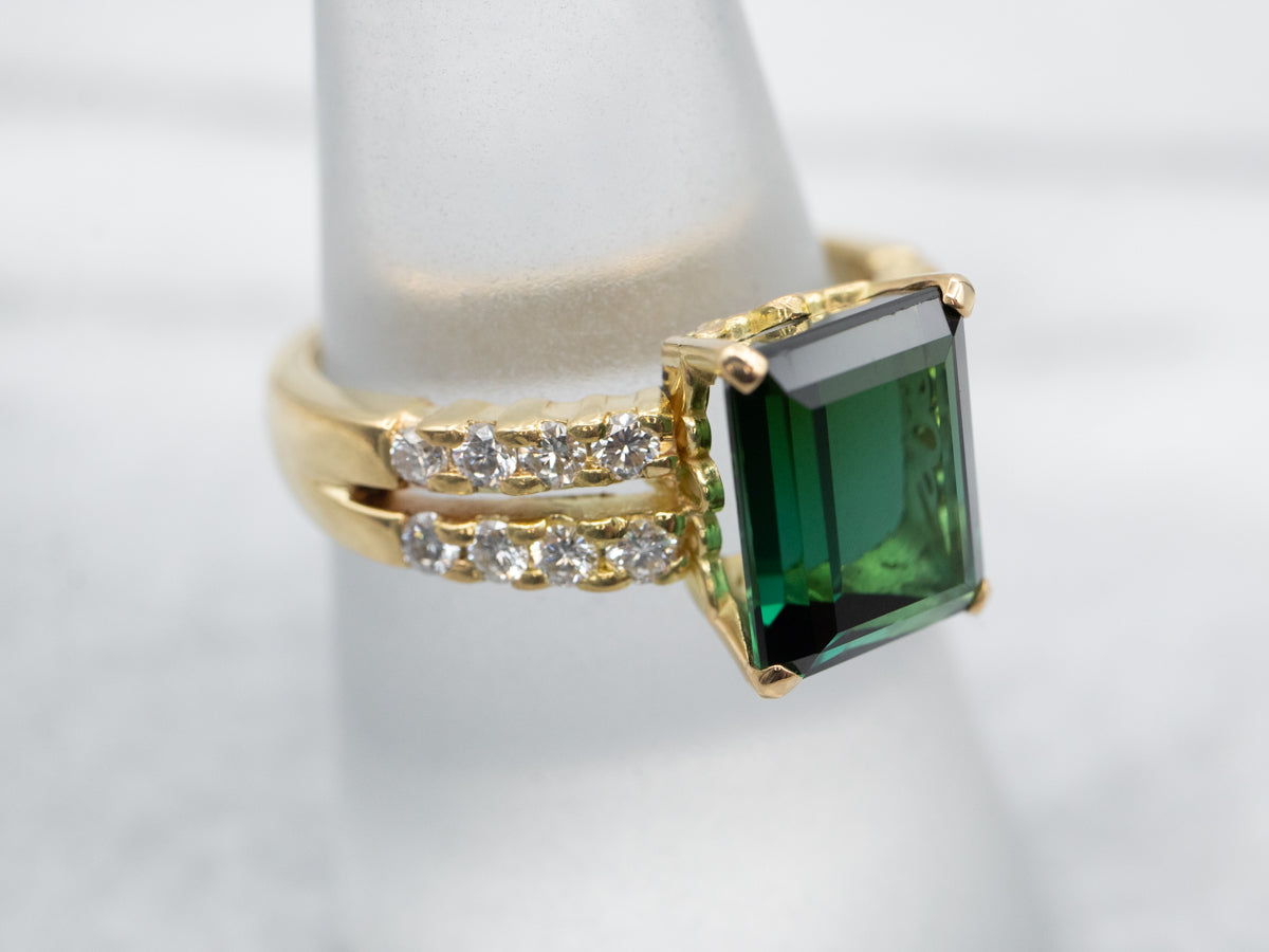 Elegante anillo de turmalina verde con detalles de diamantes de doble hilera