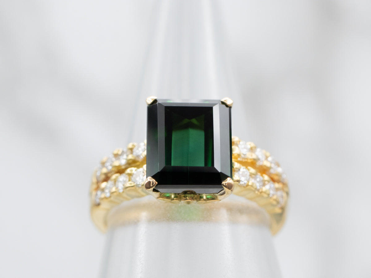 Elegante anillo de turmalina verde con detalles de diamantes de doble hilera