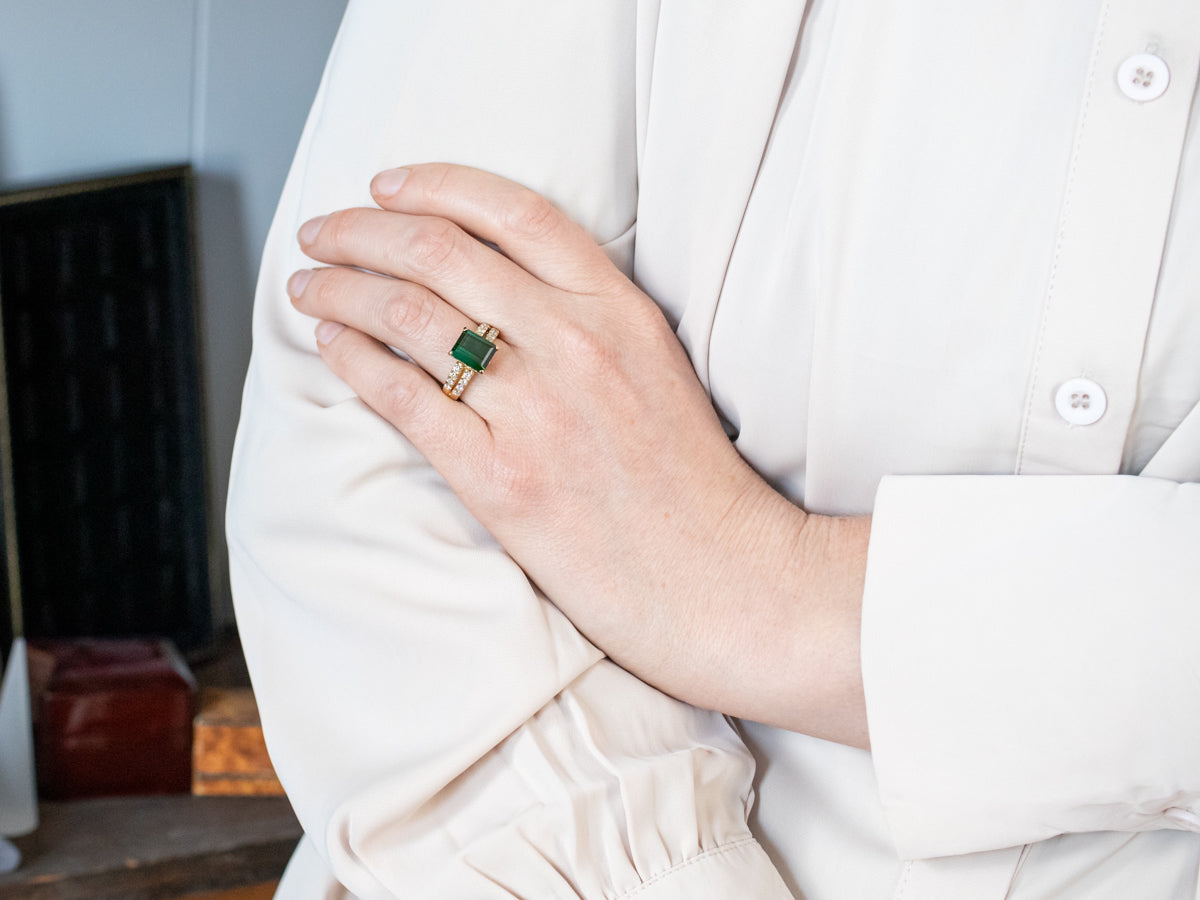 Elegante anillo de turmalina verde con detalles de diamantes de doble hilera