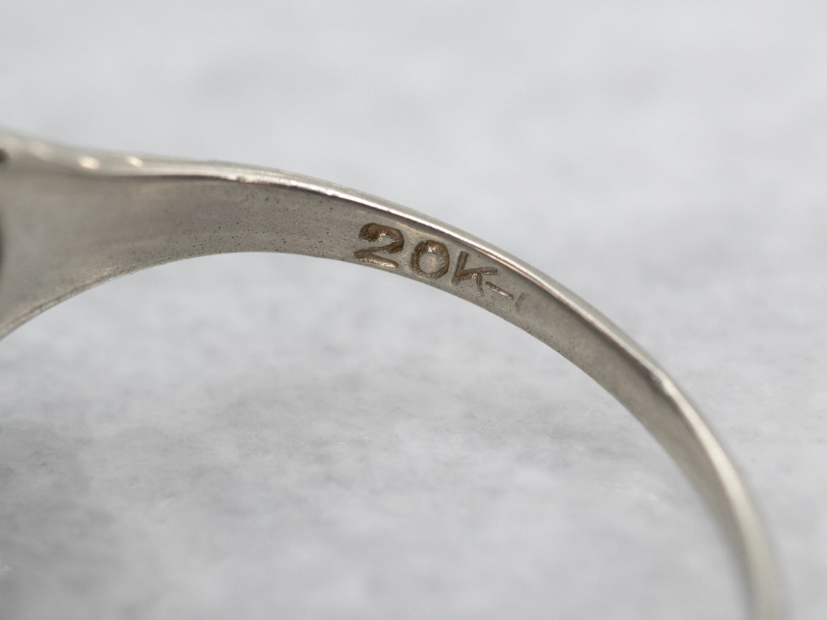 Precioso anillo de compromiso con solitario de diamantes en oro blanco