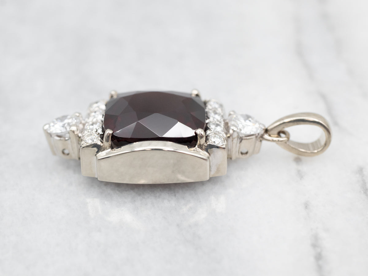 Colgante de granate piropo de oro blanco brillante con detalles de diamantes