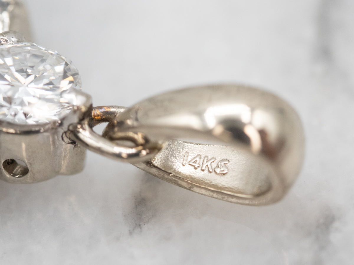 Colgante de granate piropo de oro blanco brillante con detalles de diamantes