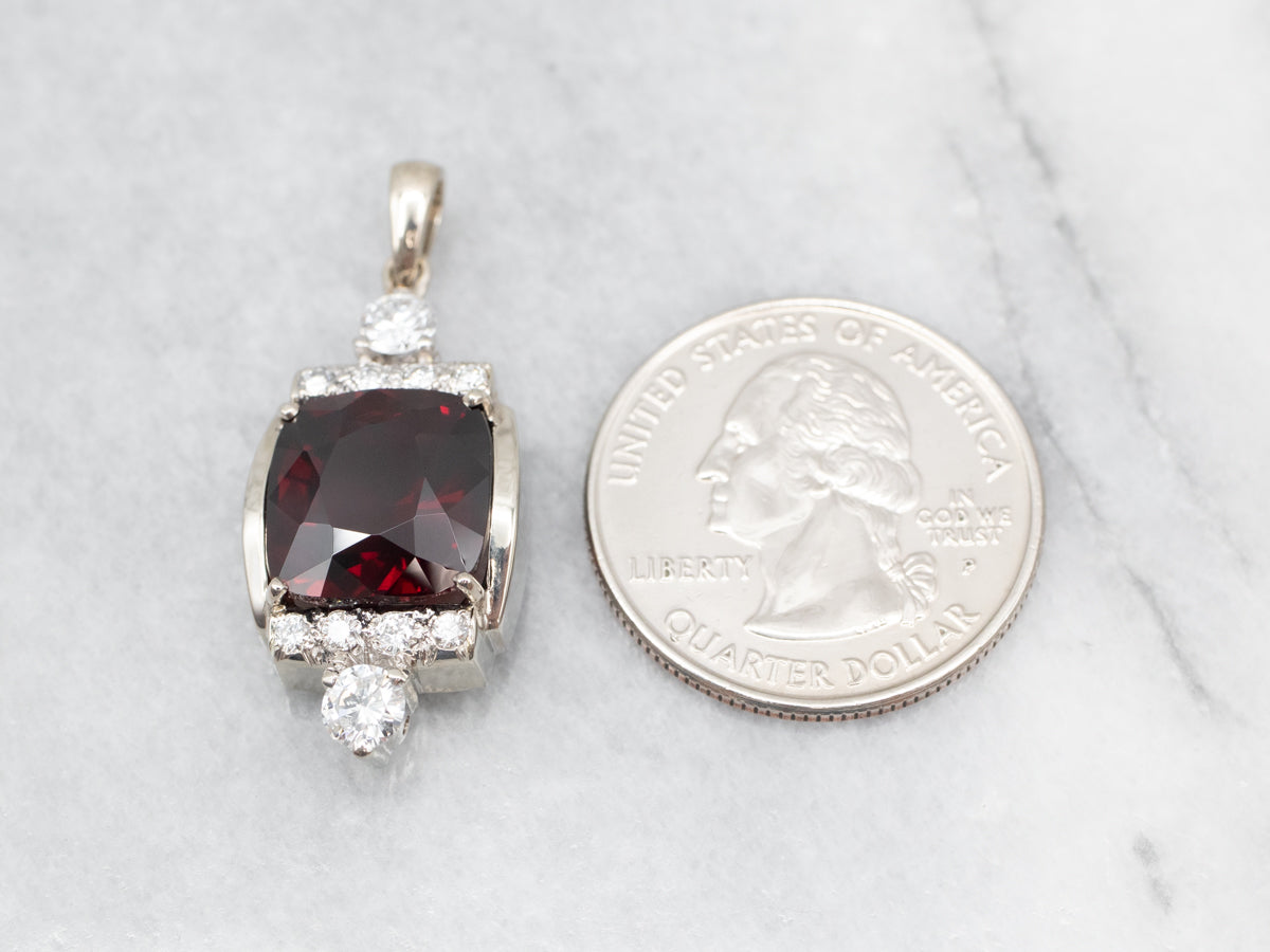 Colgante de granate piropo de oro blanco brillante con detalles de diamantes