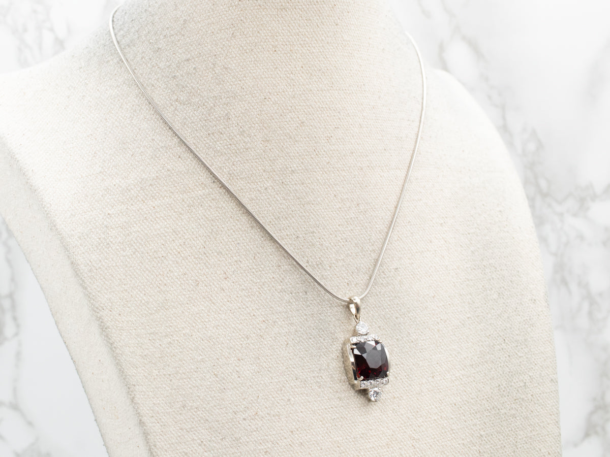 Colgante de granate piropo de oro blanco brillante con detalles de diamantes