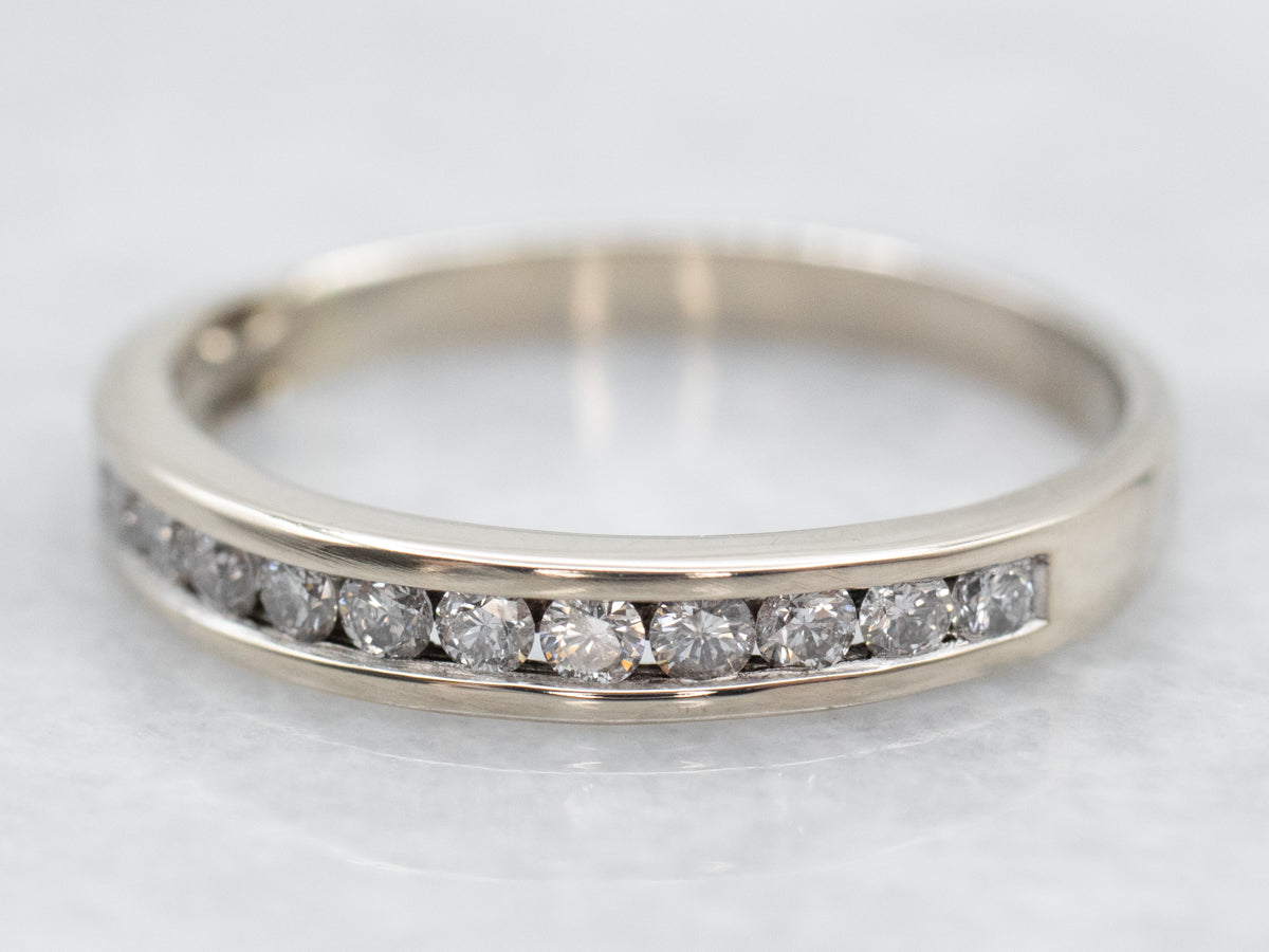 Alianza de boda con diamantes y engaste de canales en oro blanco