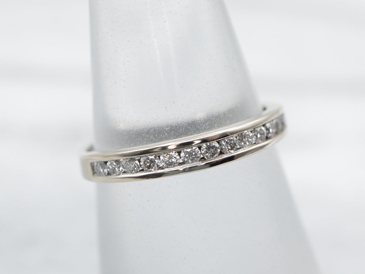 Alianza de boda con diamantes y engaste de canales en oro blanco