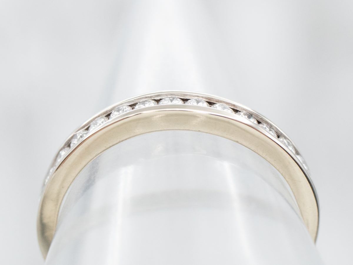 Alianza de boda con diamantes y engaste de canales en oro blanco