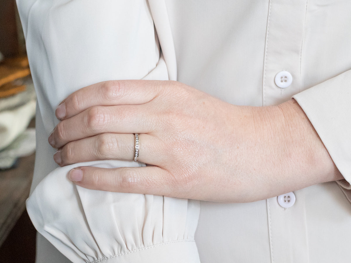 Alianza de boda con diamantes y engaste de canales en oro blanco