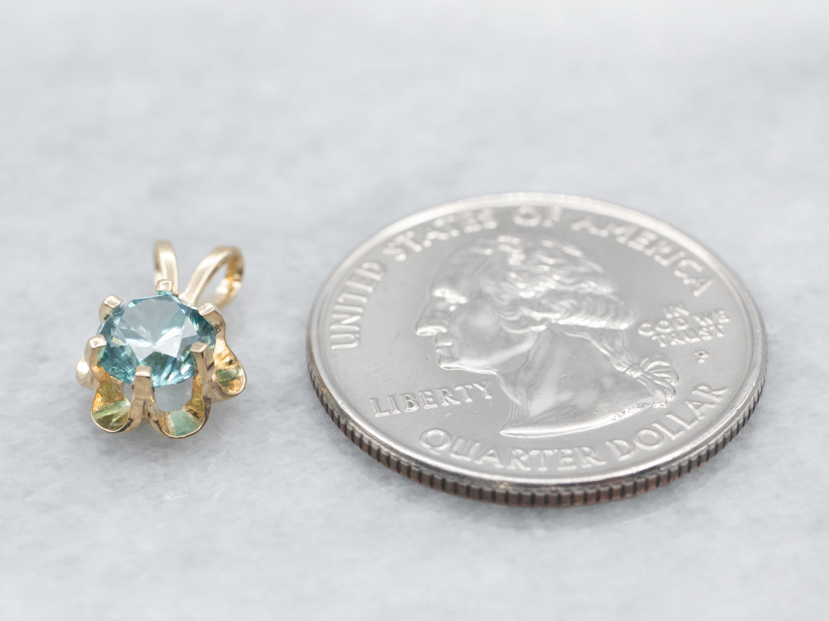 Colgante Solitario Botón de Oro Amarillo con Circonitas Azules