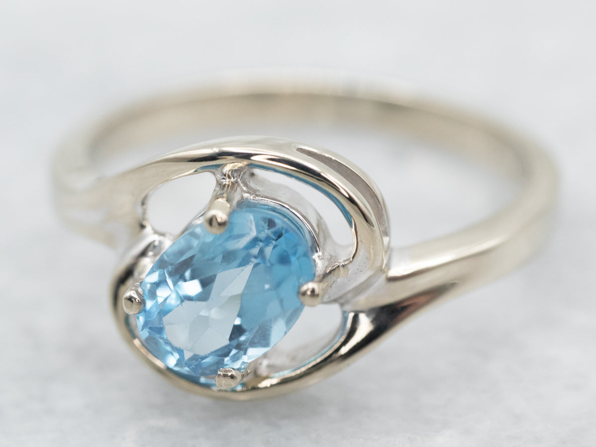 Anillo Bypass de topacio azul en oro blanco