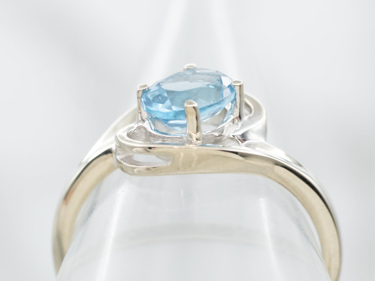 Anillo Bypass de topacio azul en oro blanco