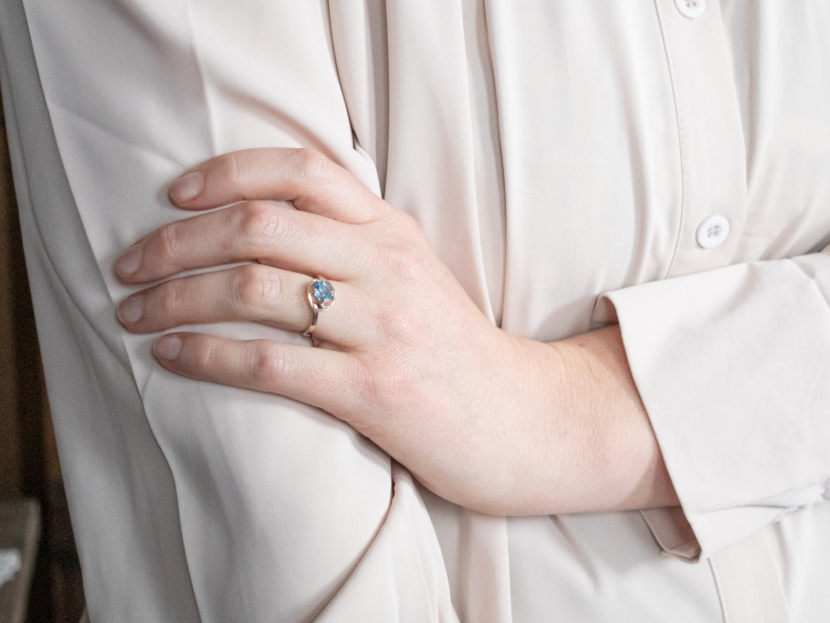 Anillo Bypass de topacio azul en oro blanco