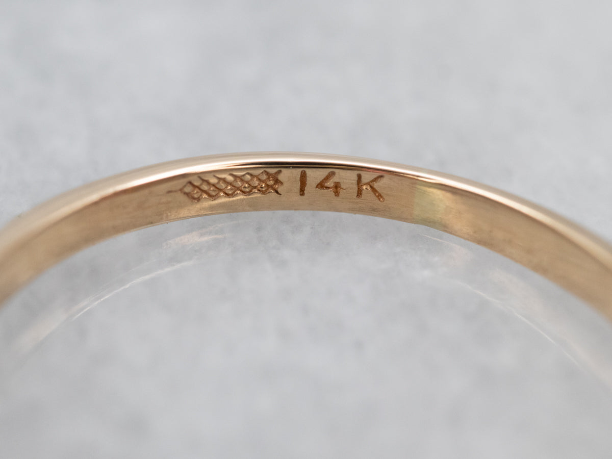 Anillo clásico de oro amarillo con rubíes y detalles de diamantes