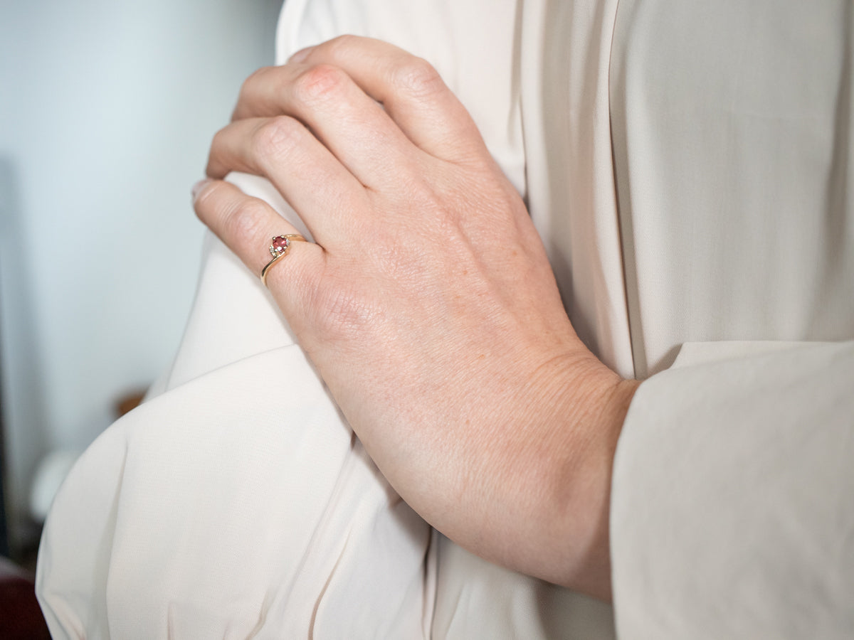 Anillo clásico de oro amarillo con rubíes y detalles de diamantes