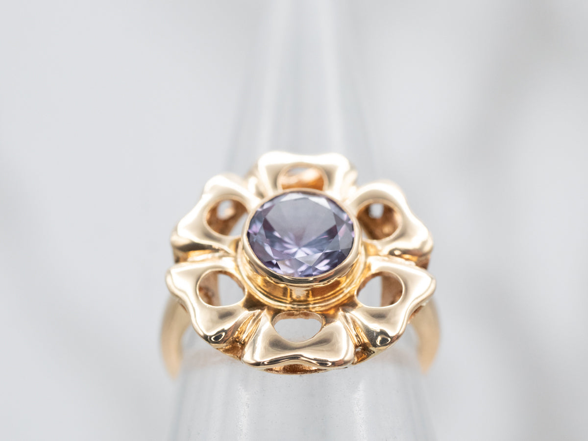 Anillo de flor de Alejandrita sintética de oro amarillo elaborado por expertos