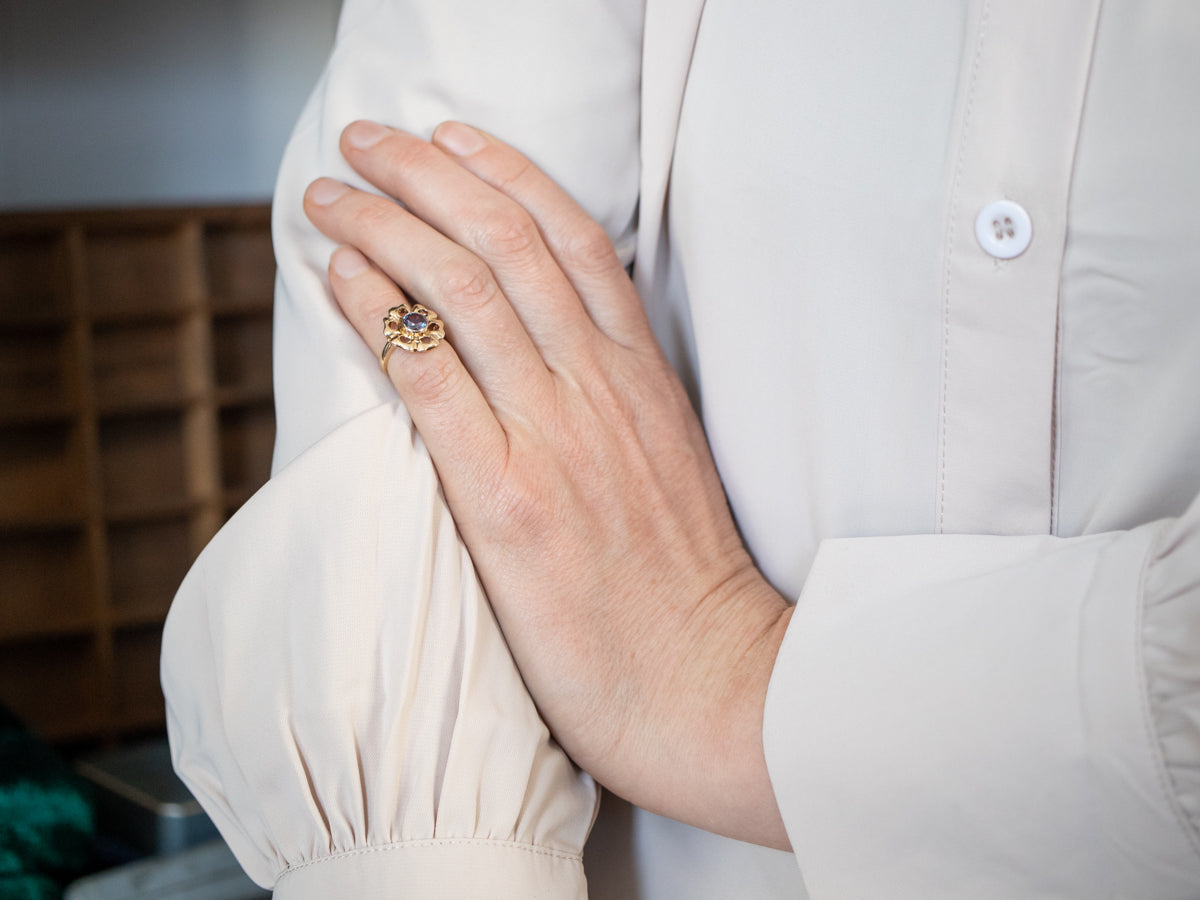 Anillo de flor de Alejandrita sintética de oro amarillo elaborado por expertos
