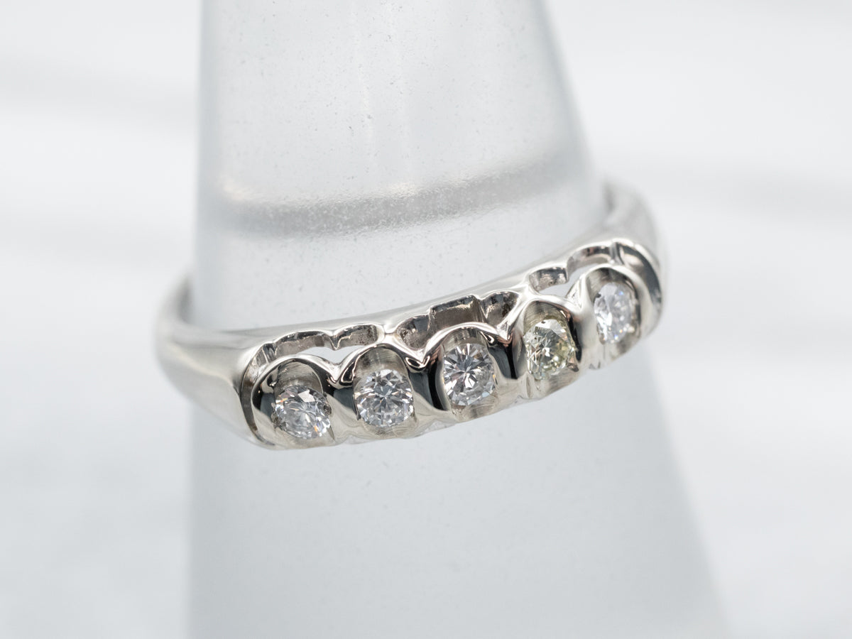 Alianza de boda de cinco diamantes en oro blanco