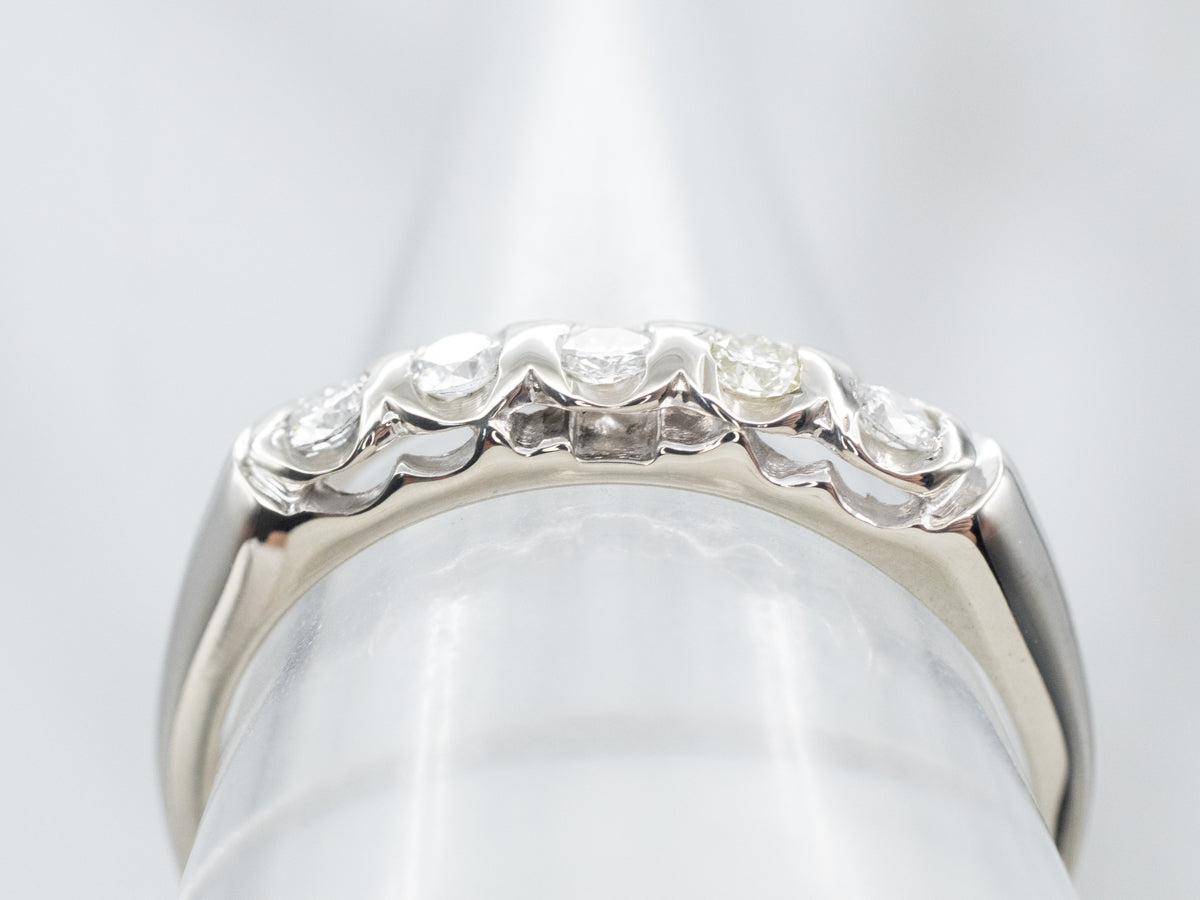 Alianza de boda de cinco diamantes en oro blanco