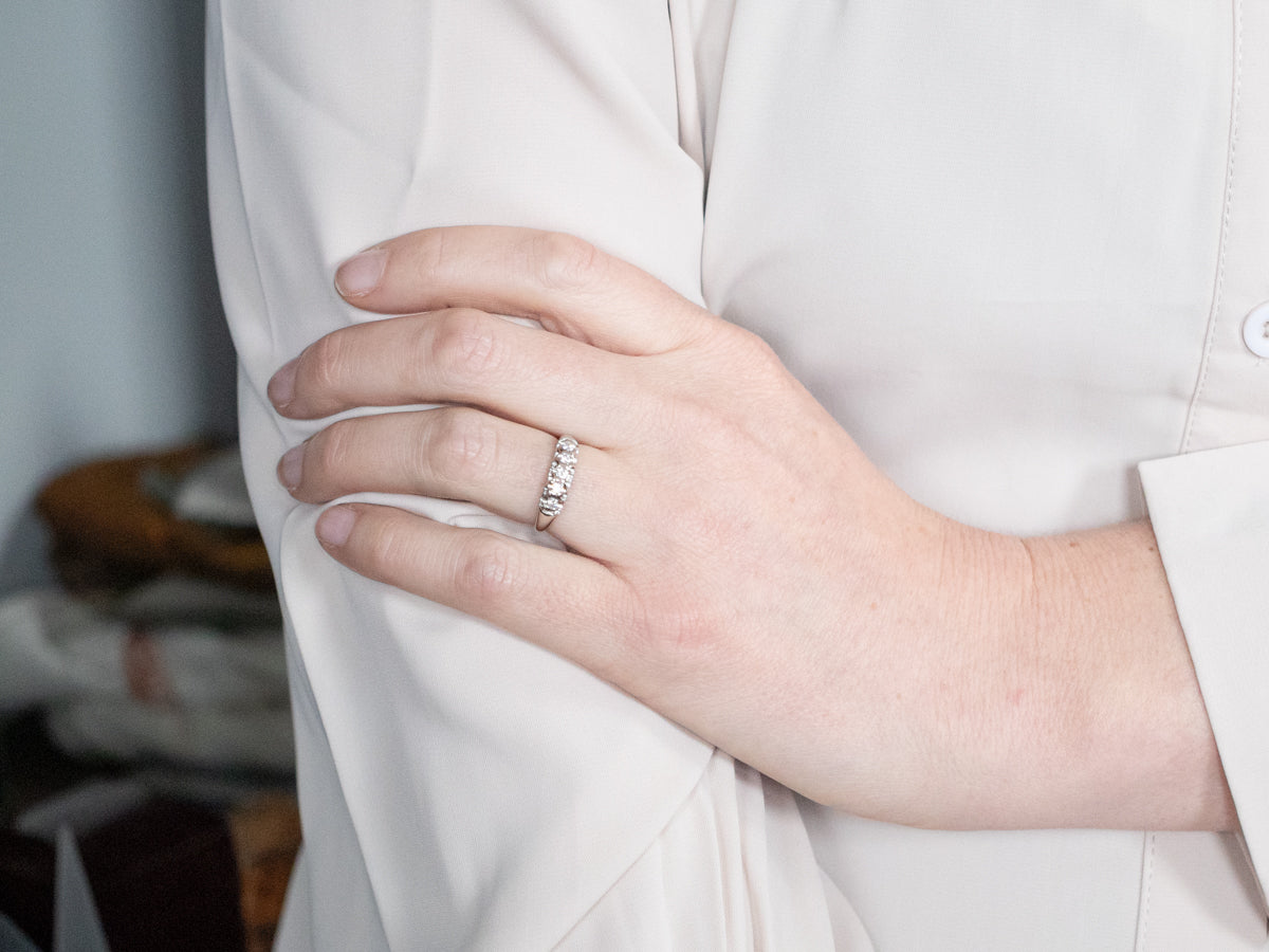 Alianza de boda de cinco diamantes en oro blanco