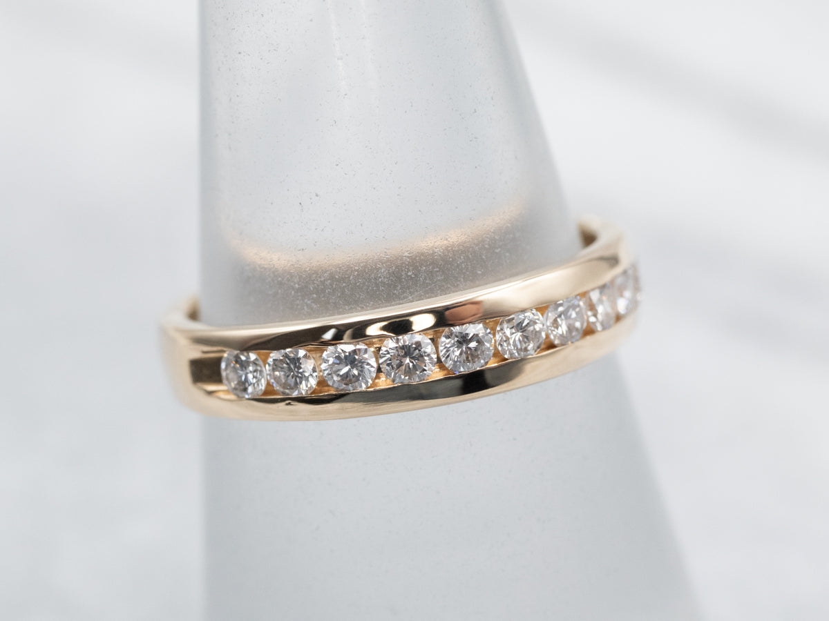 Banda de diamantes engastados en canal en oro amarillo