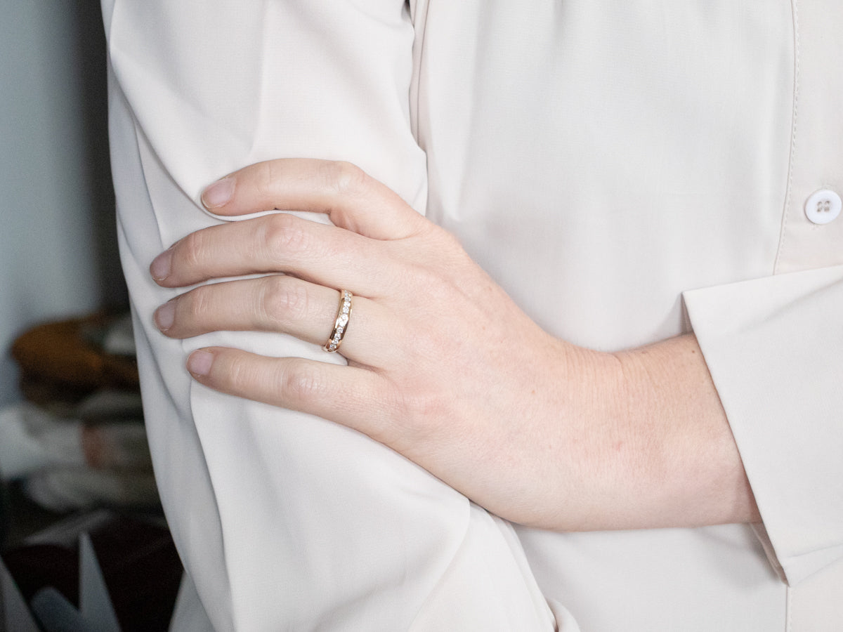 Banda de diamantes engastados en canal en oro amarillo