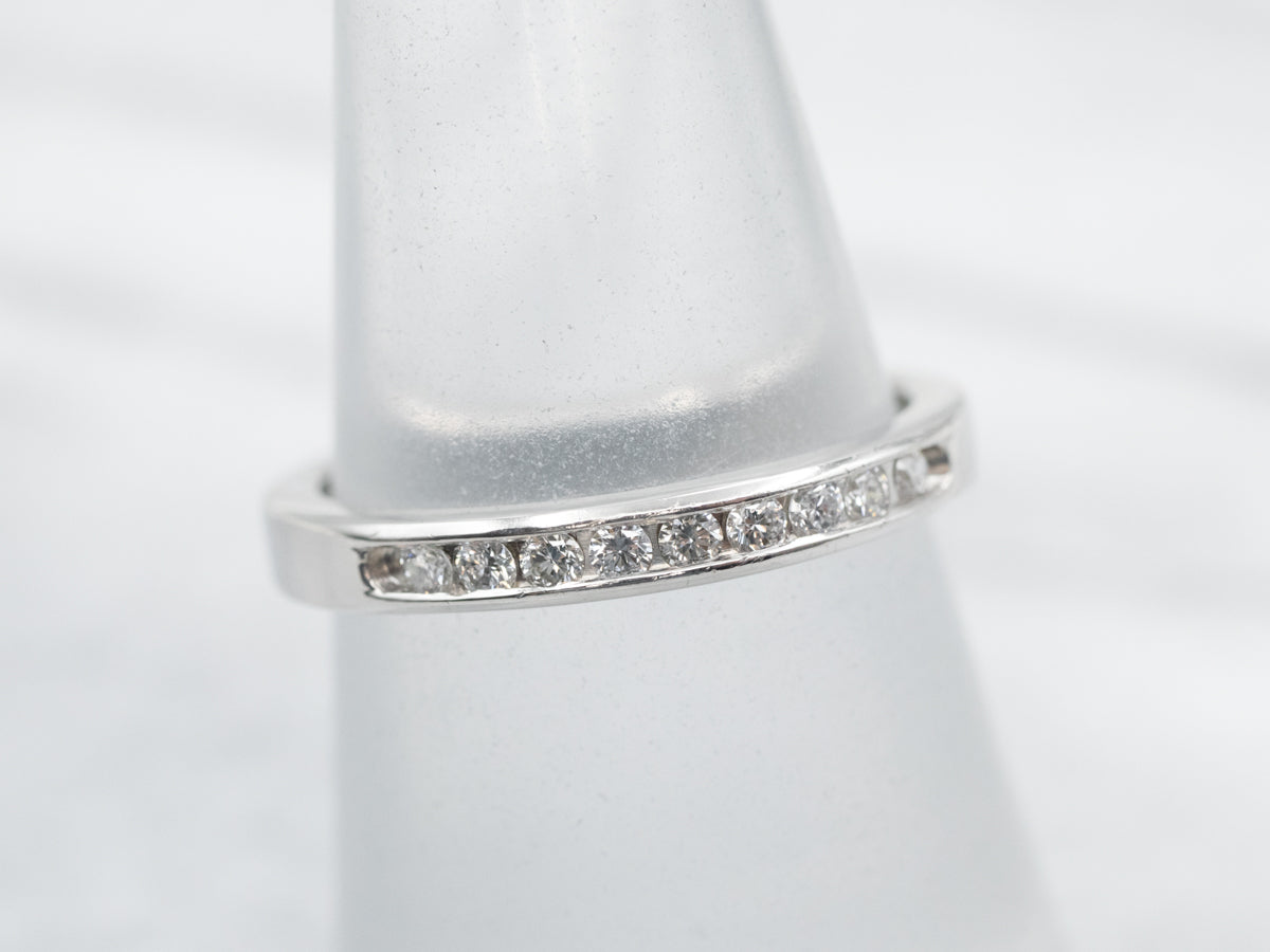 Alianza de diamantes con engaste de canal en platino