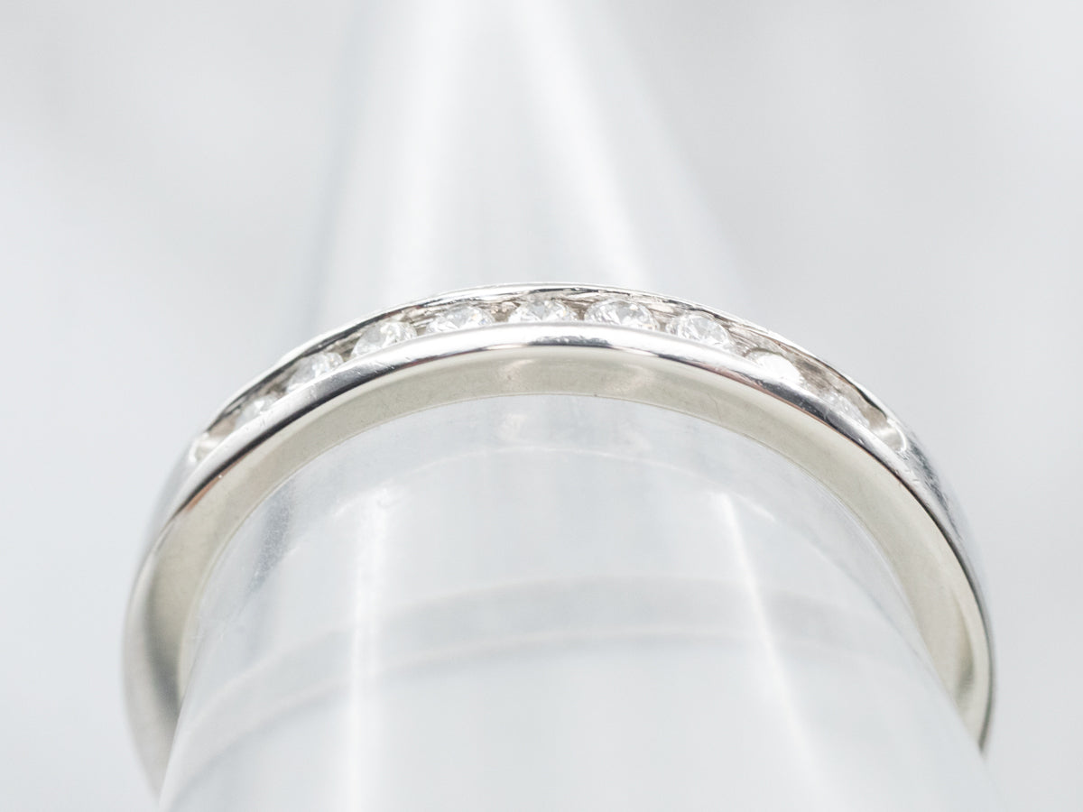 Alianza de diamantes con engaste de canal en platino