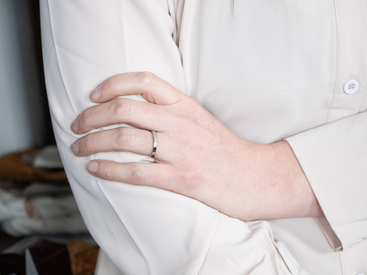 Alianza de diamantes con engaste de canal en platino