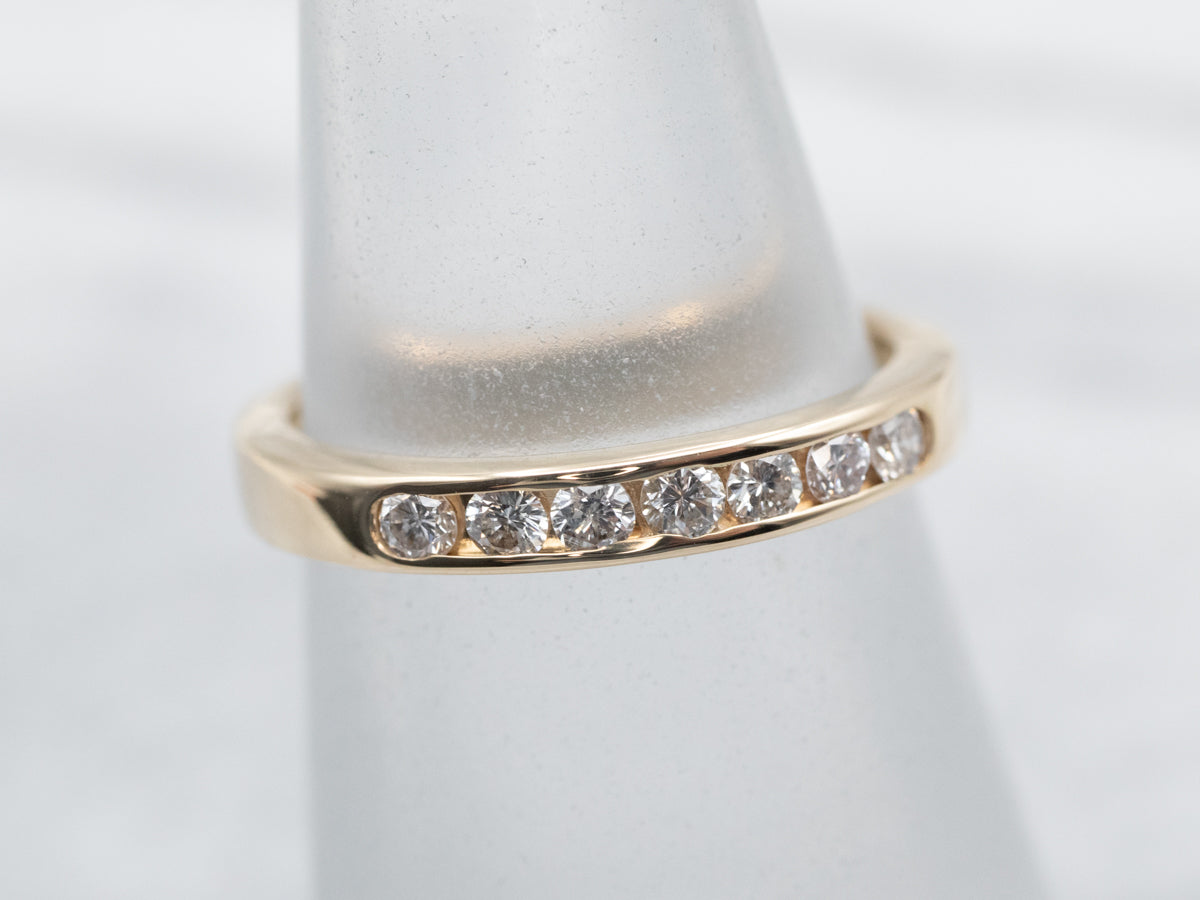 Banda de diamantes engastados en canal en oro amarillo