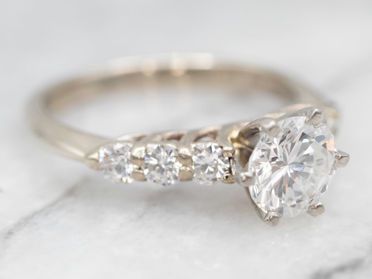 Anillo de compromiso de diamantes redondos brillantes