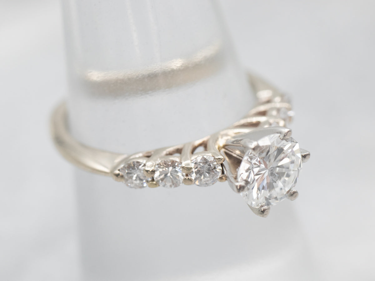 Anillo de compromiso de diamantes redondos brillantes